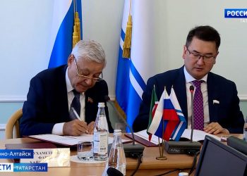 Парламентарии Татарстана и Алтая подписали соглашение о сотрудничестве