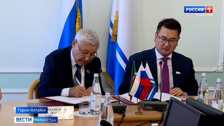 Парламентарии Татарстана и Алтая подписали соглашение о сотрудничестве