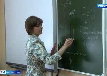 «На скрепочках начинаем объяснять»: казанских учителей поздравили с Днем учителя