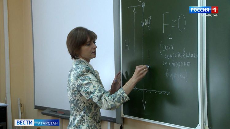 «На скрепочках начинаем объяснять»: казанских учителей поздравили с Днем учителя