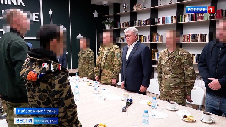 Магдеев провел встречу с бойцами СВО, прибывшими в отпуск