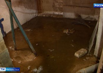 В Казани жители дома на улице Халева жалуются на затопленный подвал