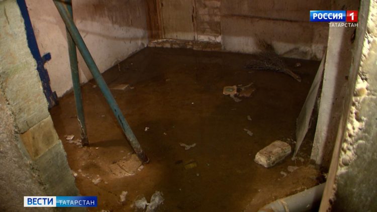 В Казани жители дома на улице Халева жалуются на затопленный подвал