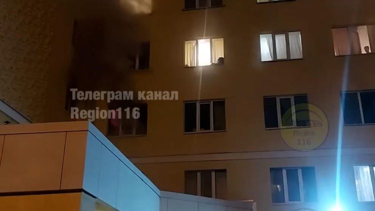 В Казани пожарные спасли десять человек из горящего общежития КФУ