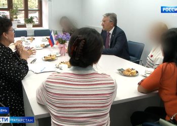 Фаррахов провел встречу с женами и матерями мобилизованных медиков из РТ