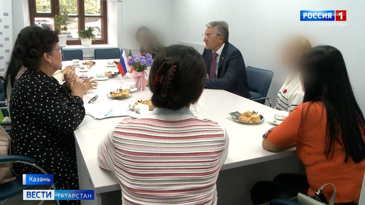 Фаррахов провел встречу с женами и матерями мобилизованных медиков из РТ