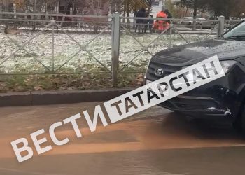 В Казани на Фучика образовалось «озеро» на проезжей части