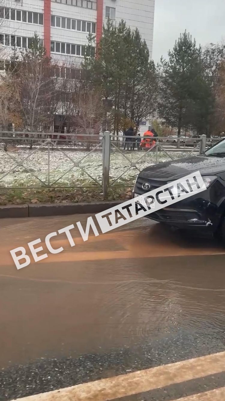 В Казани на Фучика образовалось «озеро» на проезжей части