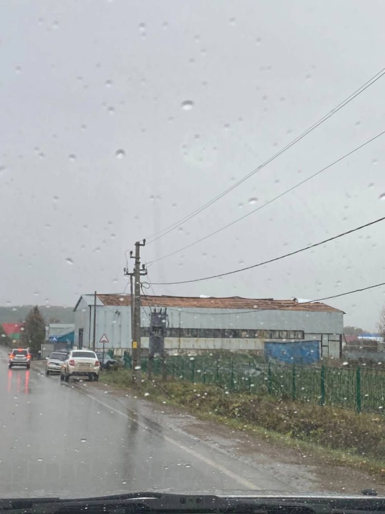 В Балтасинском районе ветер снес крышу здания