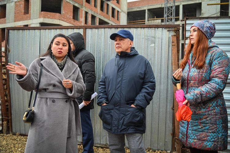 Минниханов посетил объект культурного наследия — жилой дом 18 века постройки на ул.Гаяза Исхаки