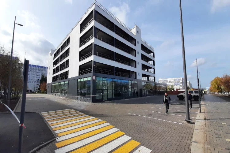 В Нижнекамске построили открытую многоуровневую парковку