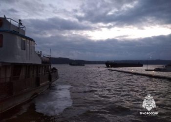На Волге недалеко от Казани на мель сел теплоход-буксир с двумя баржами