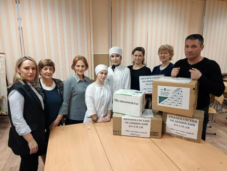 Коллектив Нижнекамского медколледжа передал медикаменты для бойцов СВО