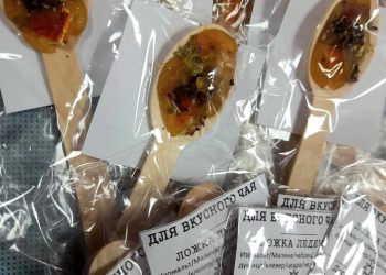 В Елабуге волонтеры изготавливают ложки-леденцы для участников СВО