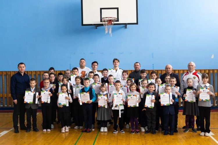 В селе Антоновка школьникам вручили первые пояса дзюдо