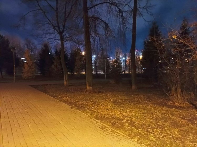 В мэрии Казани назвали причину отсутствия света в сквере у филармонии