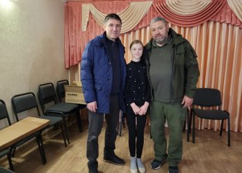 Замглавы Минкультуры РТ вручил педагогам и ученикам из Лисичанска музыкальные инструменты