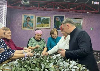 Глава Агрызского района принял участие в мастер-классе по изготовлению и плетению маскировочных сетей