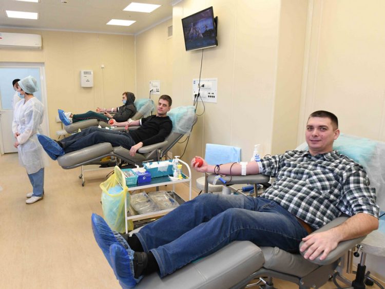 Депутаты Казгордумы сдали кровь в поддержку бойцов СВО