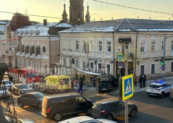 В центре Казани столкнулись Genesis и BMW, иномарка влетела в здание бара