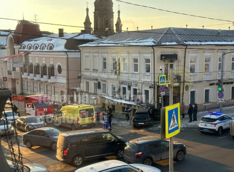 В центре Казани столкнулись Genesis и BMW, иномарка влетела в здание бара