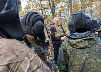 Гендиректор «КАМАЗ» вместе с активистами передал гумпомощь бойцам СВО