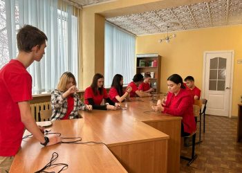 В Нижнекамске студенты колледжа плетут трехметровые браслеты для выживания