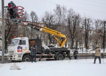 Улицы Нижнекамска начали украшать к Новому году