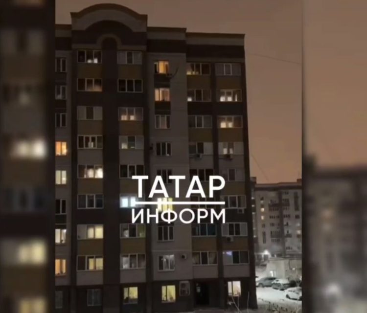 Жители Казани заметили сигнал SOS из окна дома на Чистопольской