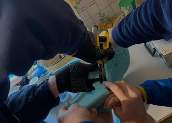 В Казани спасатели помогли малышу, палец которого застрял в горшке