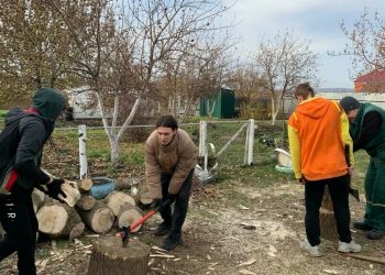 В Альметьевске волонтеры накололи дрова семье бойца СВО