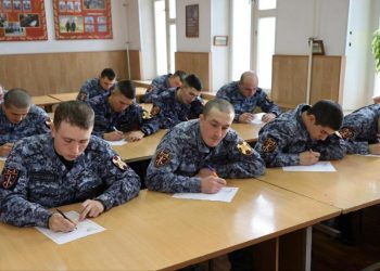 В Казани росгвардейцы написали письма мамам ко Дню матери