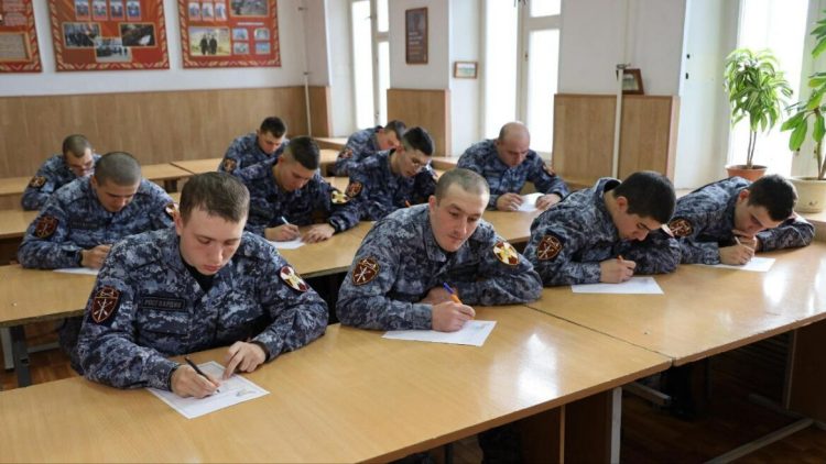 В Казани росгвардейцы написали письма мамам ко Дню матери