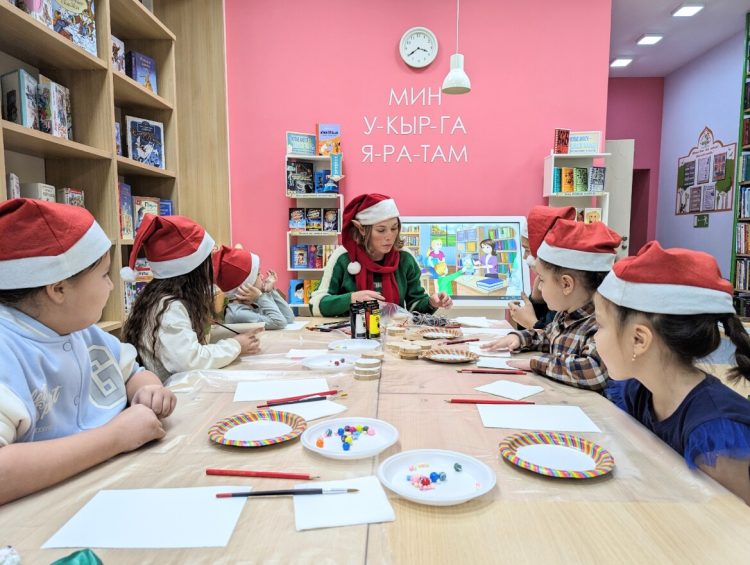 В Нижнекамске дети участников СВО сделали елочные игрушки