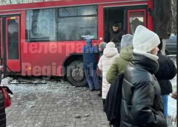 Стали известны подробности аварии с автобусом, который врезался в дерево в Казани