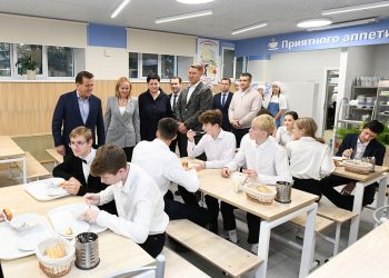 Метшин осмотрел ремонт столовой и спортзала в казанских школах