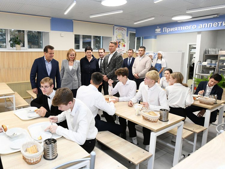 Метшин осмотрел ремонт столовой и спортзала в казанских школах