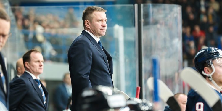 Главный тренер хоккейного клуба «Нефтехимик» продлил контракт до 2027 года