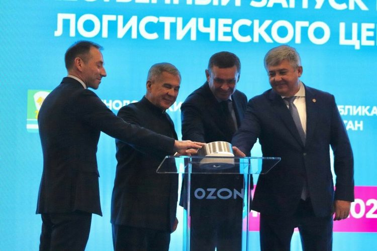 Минниханов принял участие в открытии распределительного центра Ozon