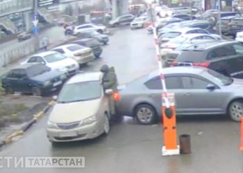В Казани пешехода зажало между машинами