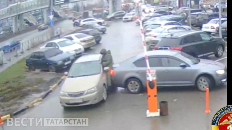 В Казани пешехода зажало между машинами