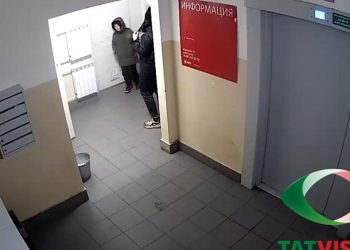 В Нижнекамске прокуратура проверит информацию о ребенке, спавшем в подъезде