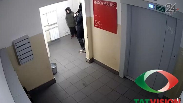 В Нижнекамске прокуратура проверит информацию о ребенке, спавшем в подъезде