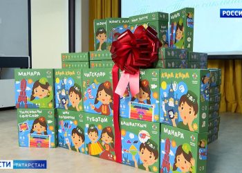 Детским садам Казани вручили комплекты умных игрушек