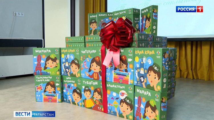 Детским садам Казани вручили комплекты умных игрушек