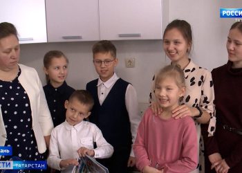 Зарипова в преддверии празднования Дня Матери посетила многодетную семью Вениковских