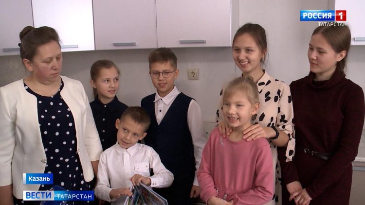 Зарипова в преддверии празднования Дня Матери посетила многодетную семью Вениковских