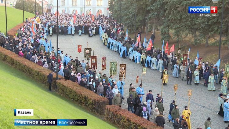 В Казани тысячи людей приняли участие в крестном ходе в честь праздника иконы Пресвятой Богородицы
