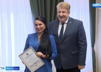 Председатель ЦИК РТ вручил ведущей и корреспонденту ГТРК «Татарстан» награды за профессионализм в работе