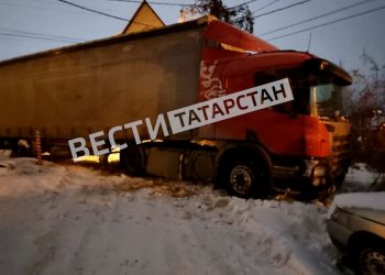 В центре Воронежа застряла фура из Татарстана